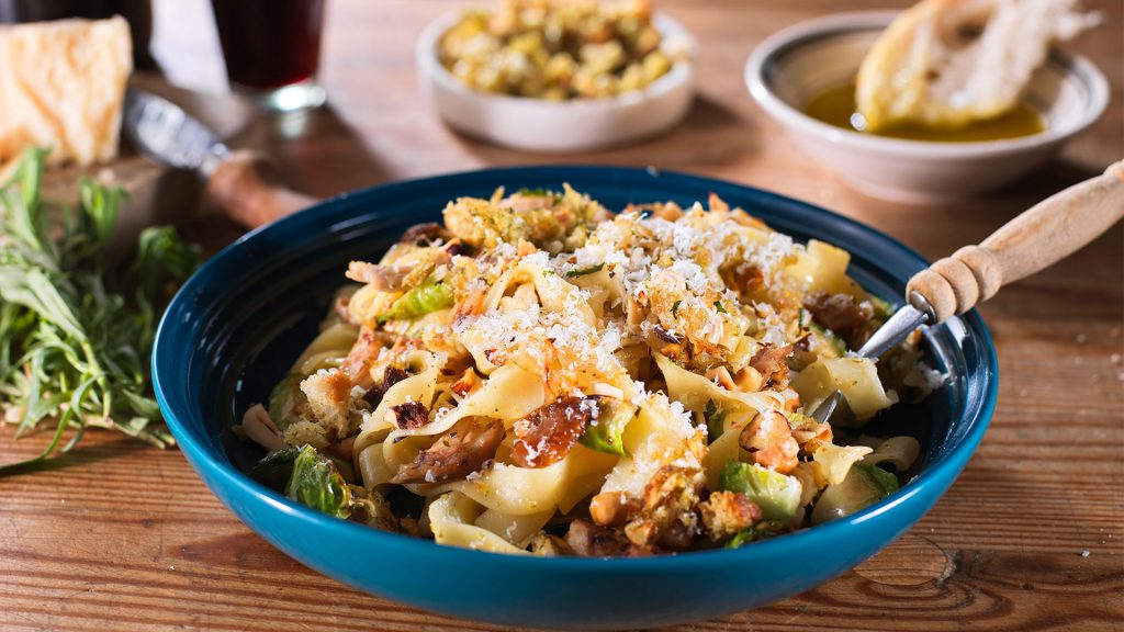 Tagliatelle med plockad kalkon, brysselkål och brödsmul