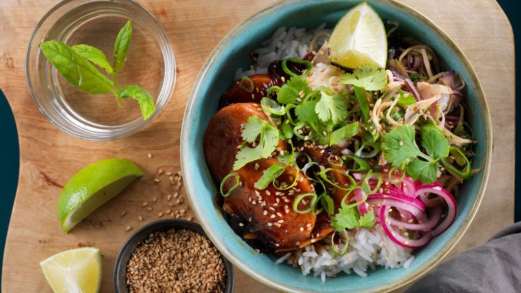 Bowl med hoisinkalkon&shy;korv & sesamkål