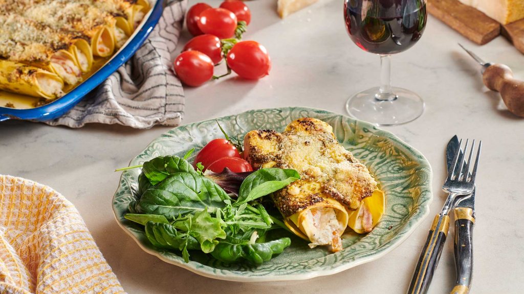 Färsk cannelloni med pesto, strimlad rökt kalkon och krämig färskost