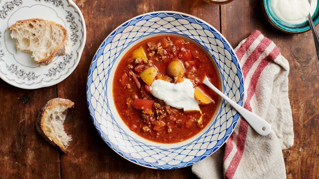 Snabb kalkongulaschsoppa med kummin