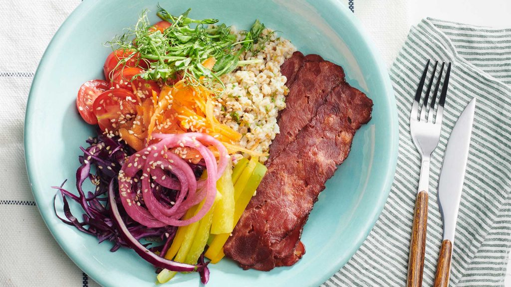 Grynsallad med örtdressing och krispig kalkonbacon