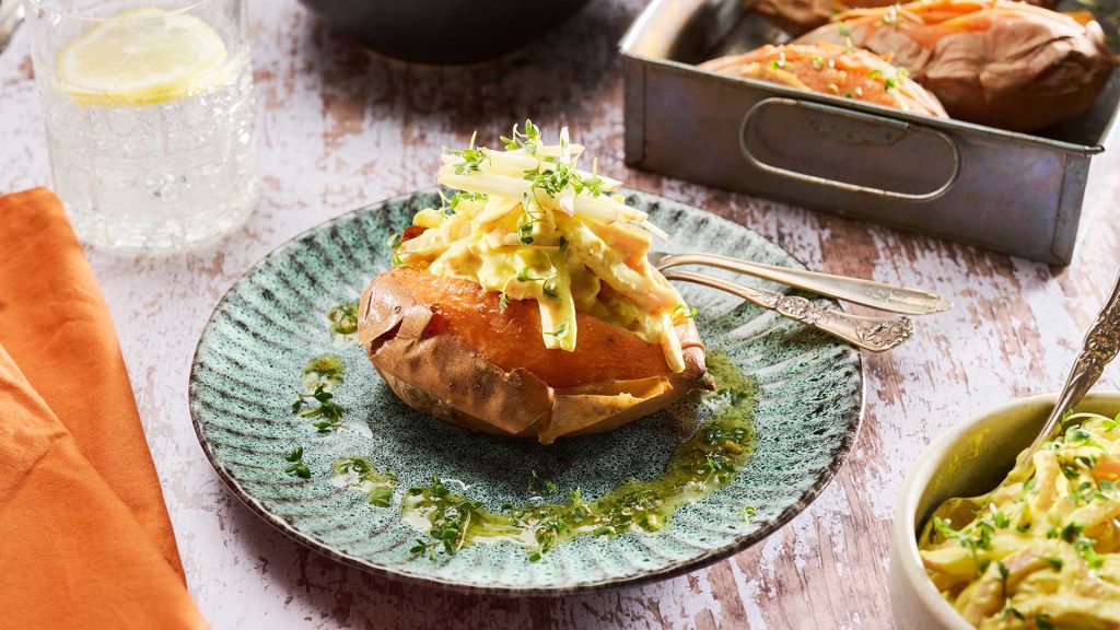 Bakad sötpotatis med krämig röra på alspånsrökt strimlad kalkon, färskost, äpple och curry